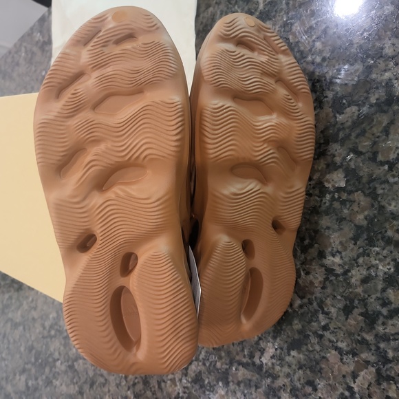 Yeezy Foam RNR - Picture 6 of 9